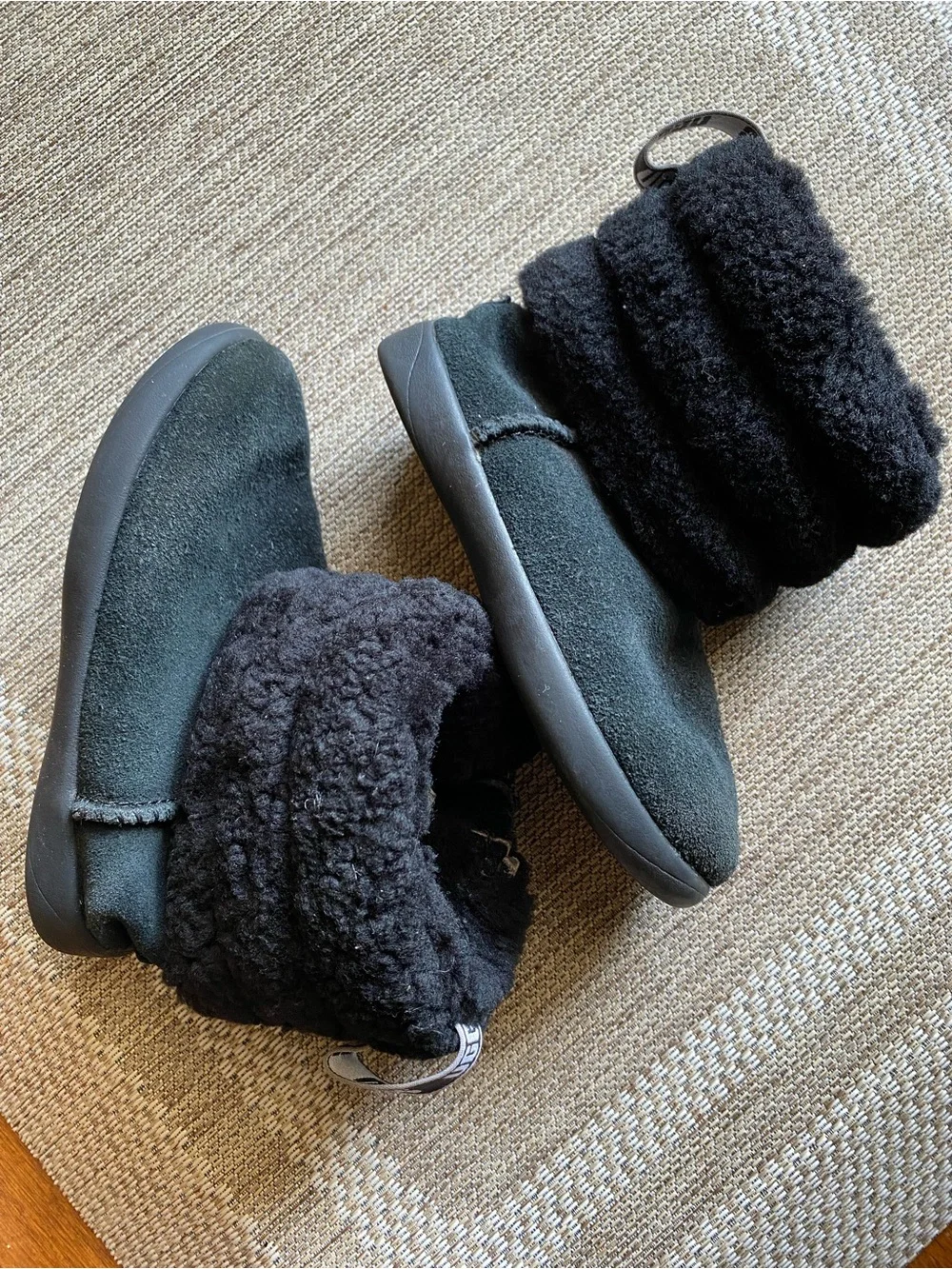 UGG Black Kids size 9 Shearling Cuff Suede Booties